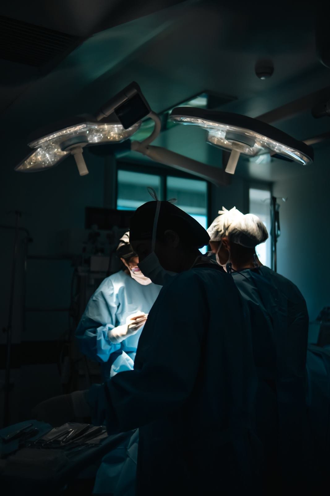 Cirurgiões operando sob foco cirúrgico